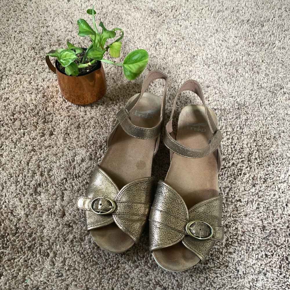 Gold Dansko sandal - Vanna Nappa, size 37 = 6.5/7